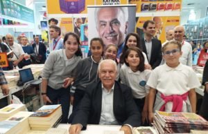 DOĞU PERİNÇEK’E ANKARA KİTAP FUARI’NDA GENÇLERDEN YOĞUN İLGİ