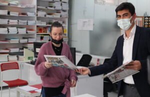 Öncü Gençlik kapı kapı Aydınlık Gazetesi’nin 100. yıl özel sayısını dağıttı